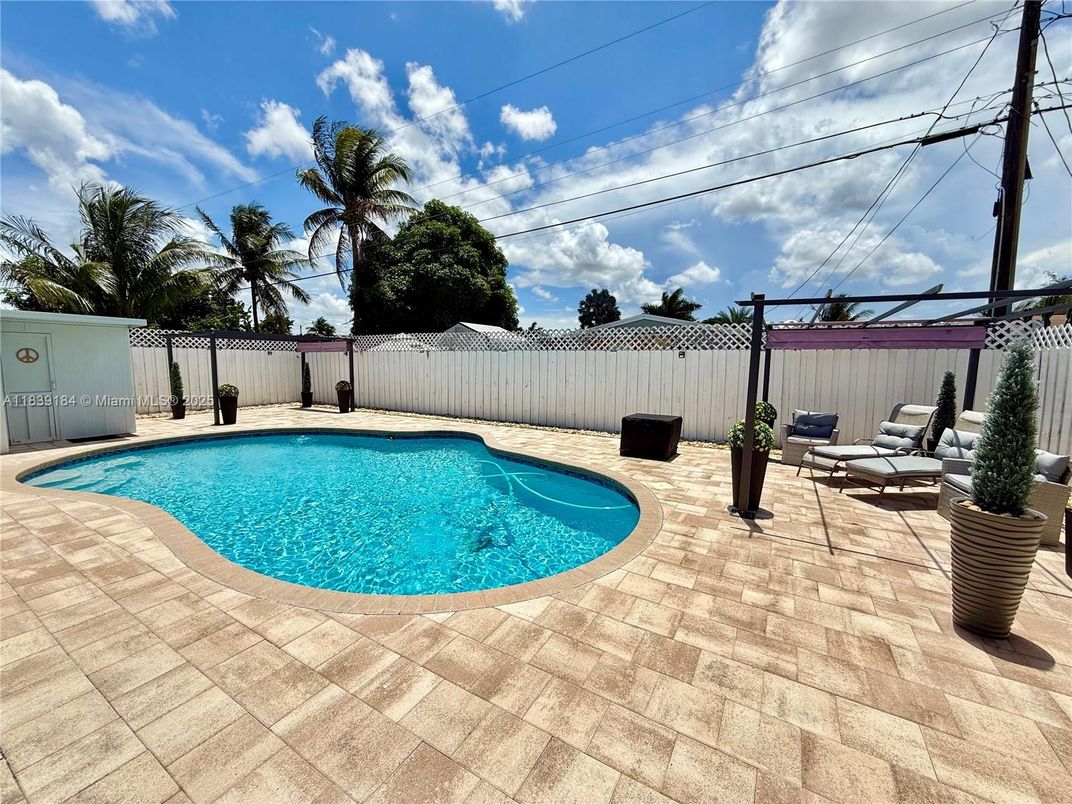Exterior, Pool
