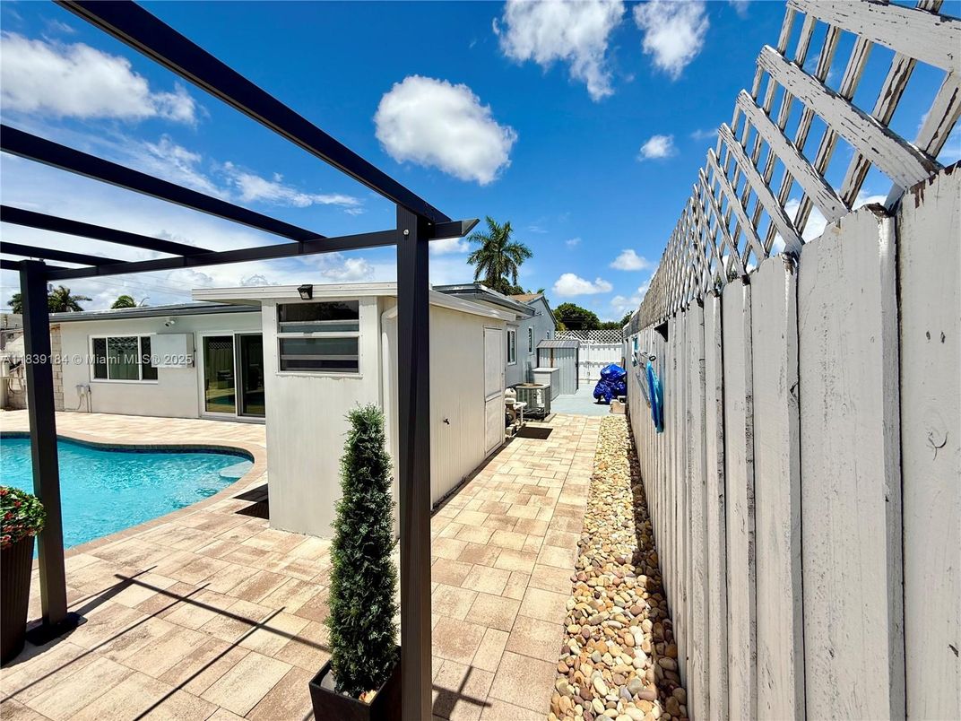 Exterior, Pool