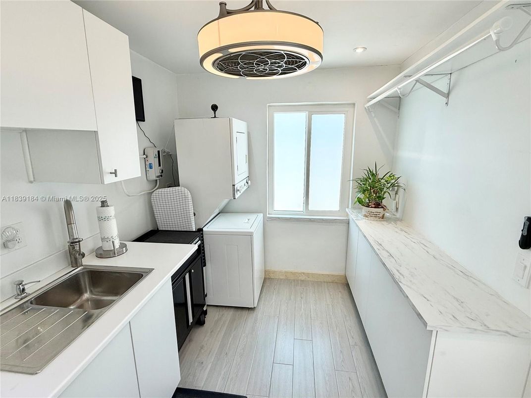 Interior, Kitchen, Recessed Lighting, Washer, Wood Texture Flooring