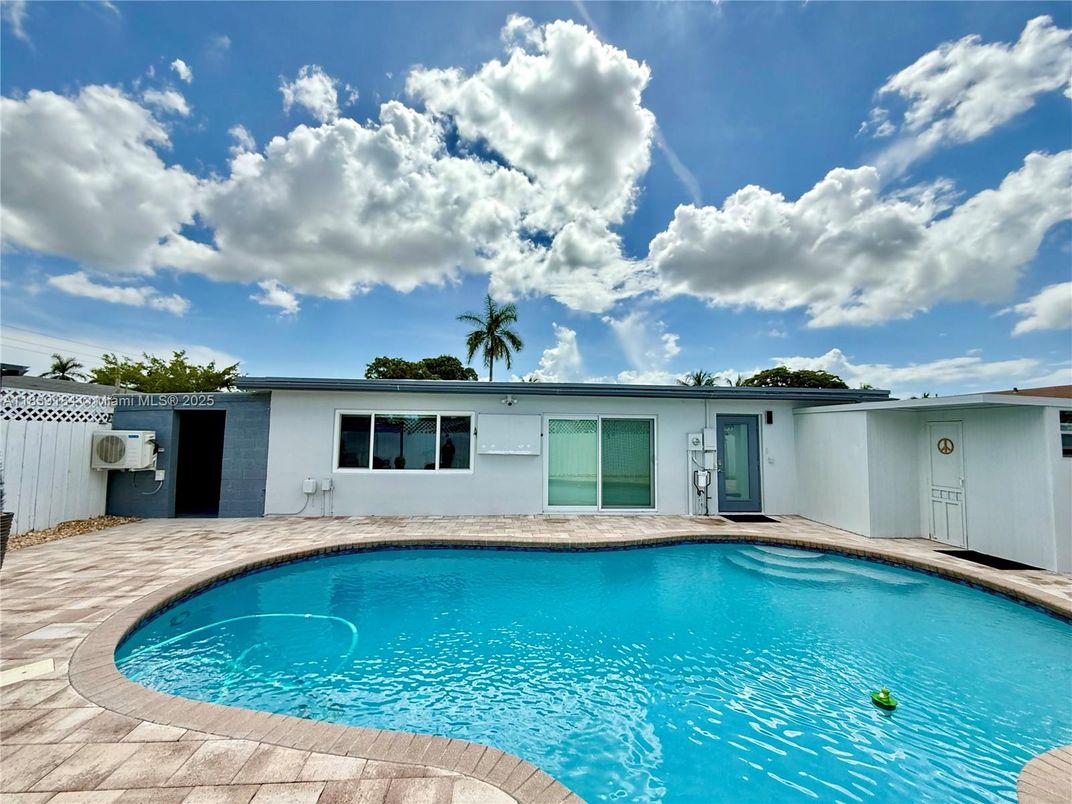 Exterior, Pool