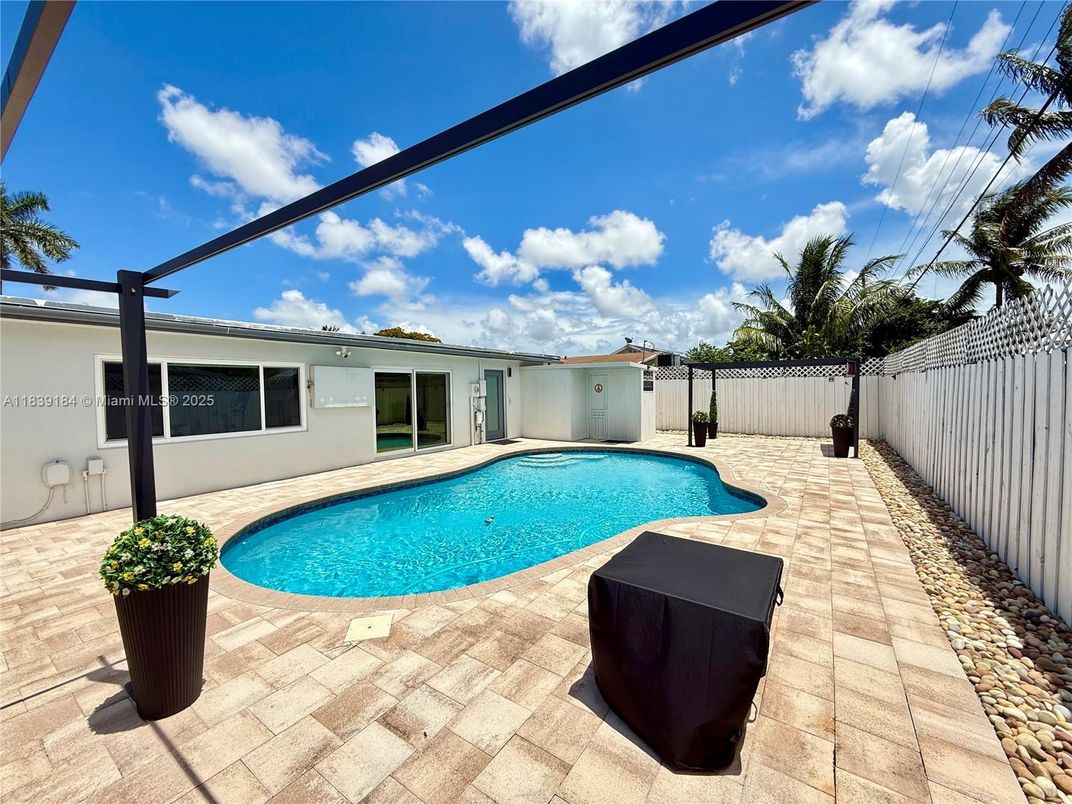 Exterior, Pool