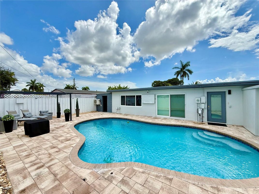 Exterior, Pool
