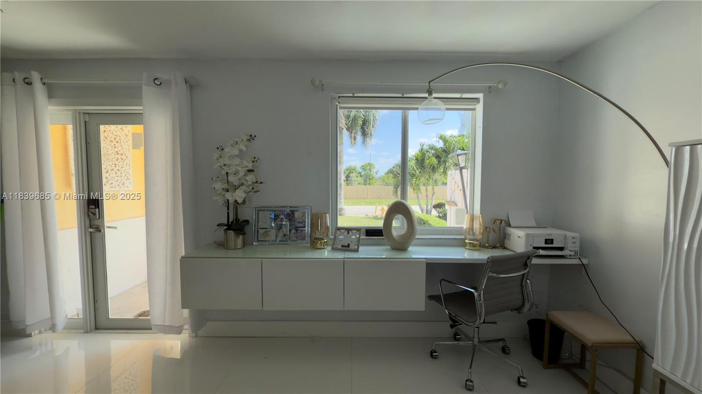 Home Office, Interior