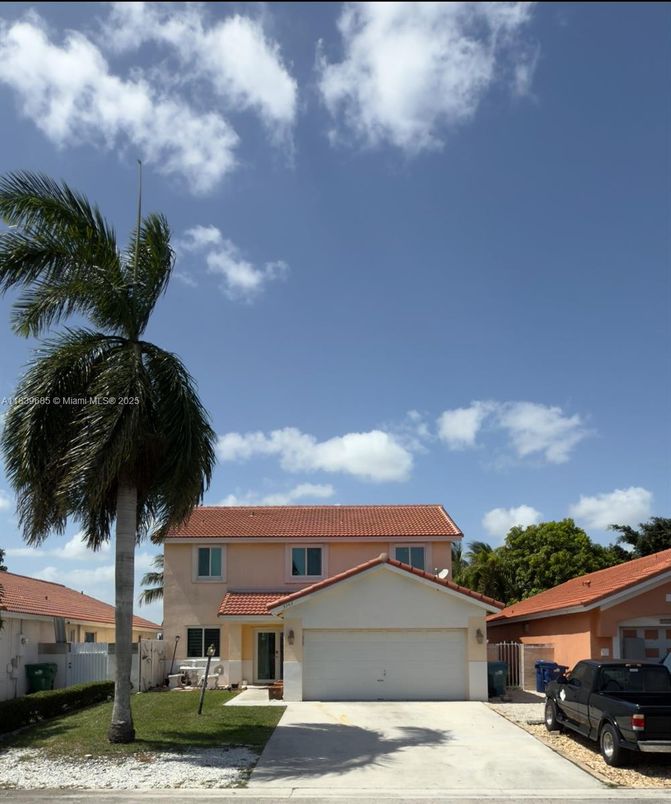 Attached, Exterior, Facade, Mediterranean