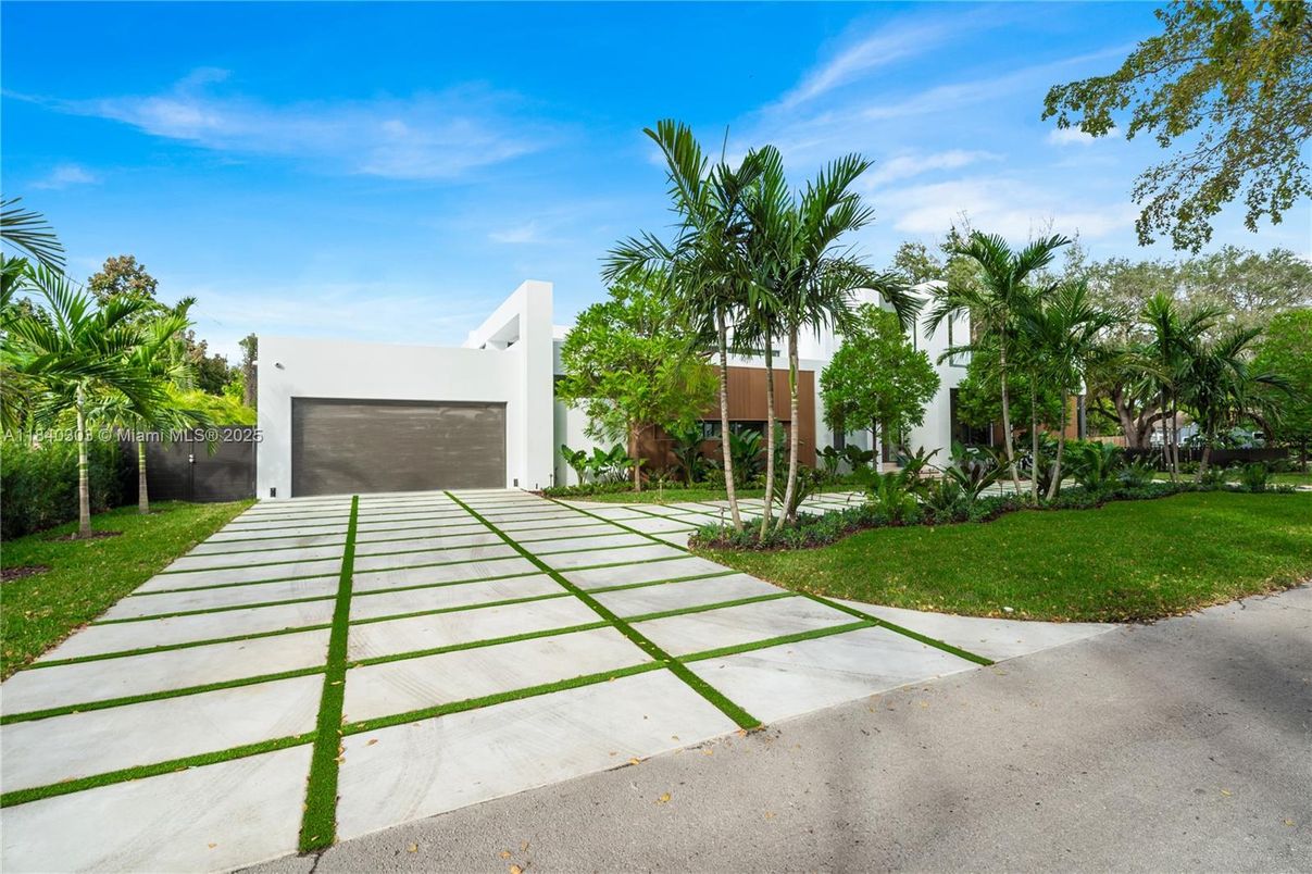 Backyard, Detached Garage, Exterior, Facade, Modern
