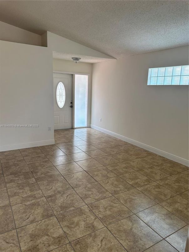 Empty room, Interior