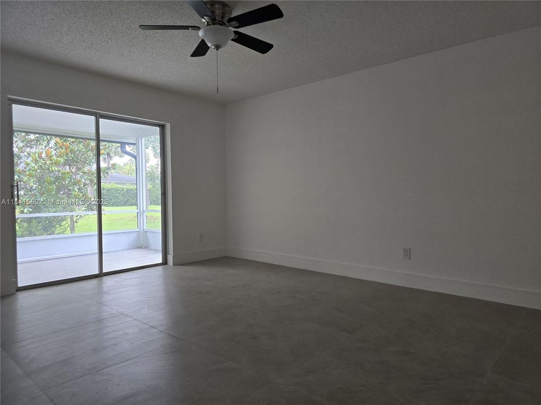 Empty room, Interior