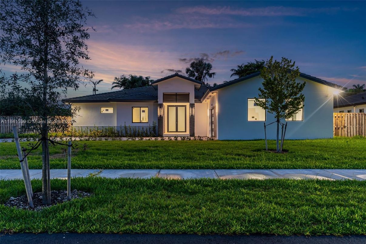 Backyard, Exterior, Facade, Ranch
