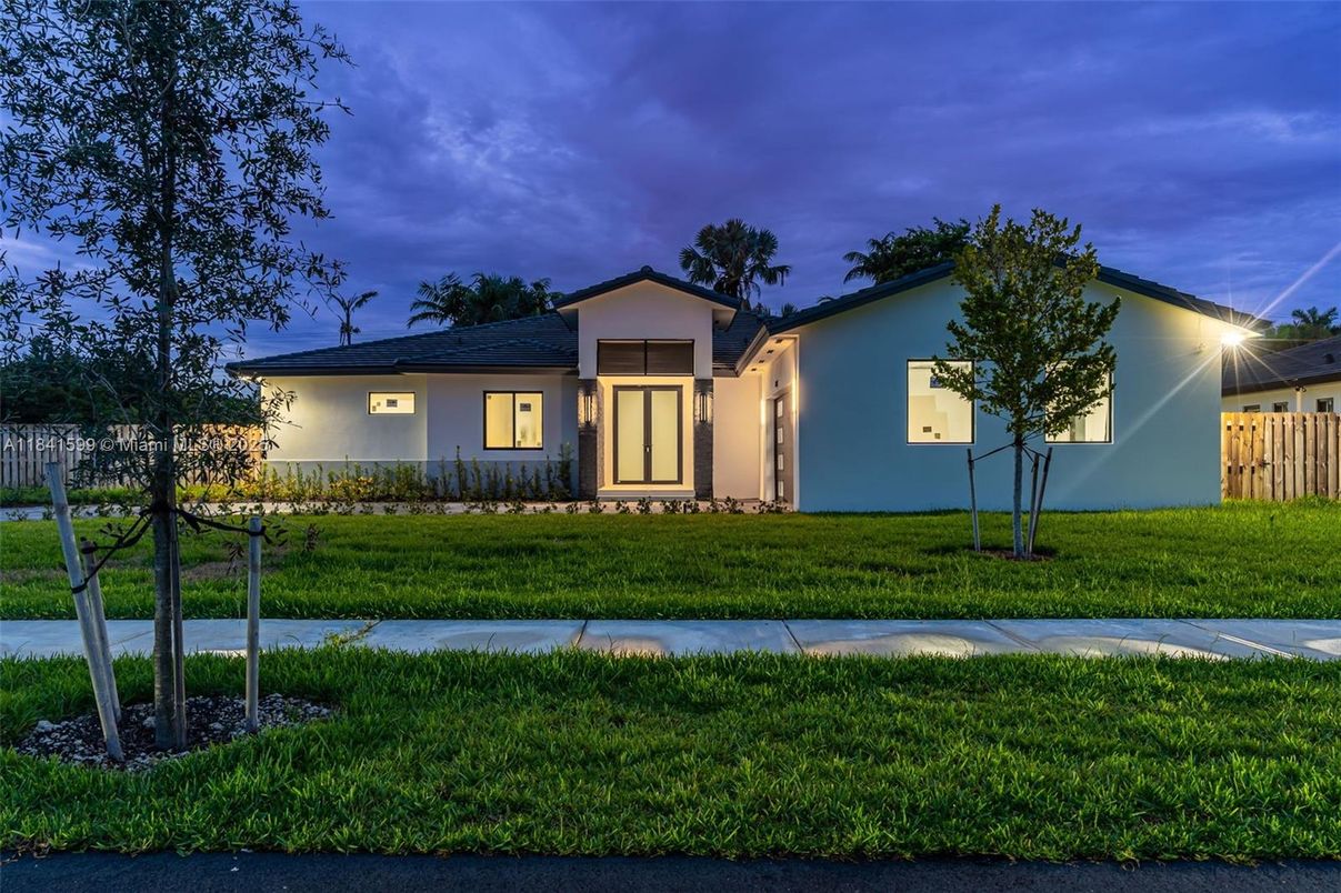Backyard, Exterior, Facade, Ranch