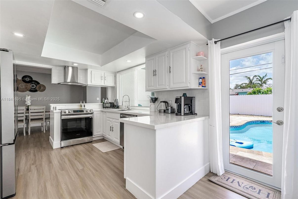 Dining room, Interior, Kitchen, Recessed Lighting, Stainless Steel Appliances, Wood Texture Flooring