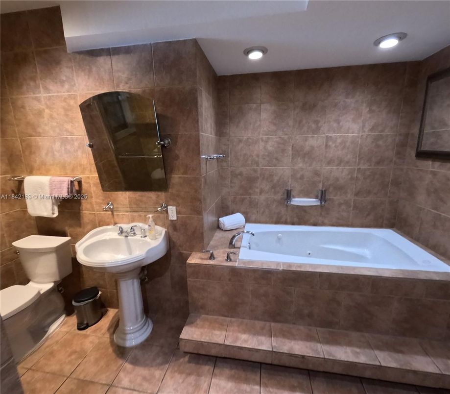 Bathroom, Interior, Recessed Lighting