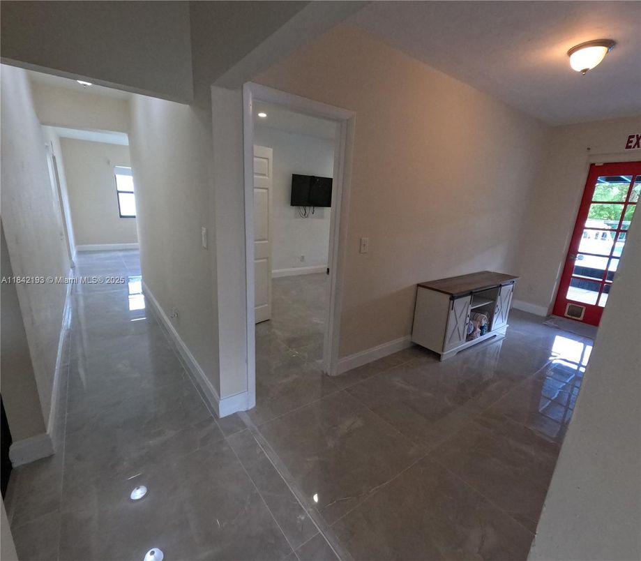 Empty room, Interior