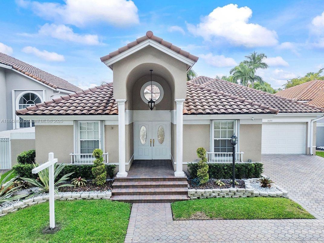 Attached, Exterior, Facade, Mediterranean