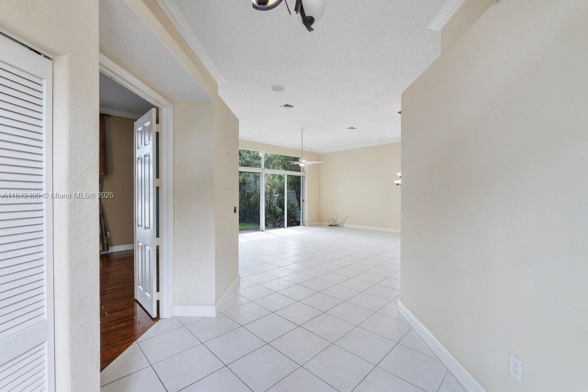 Empty room, Interior, Pendant Lights