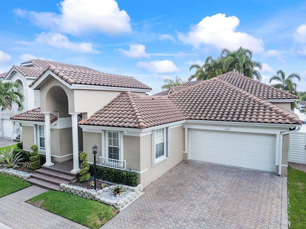 Attached, Exterior, Facade, Mediterranean