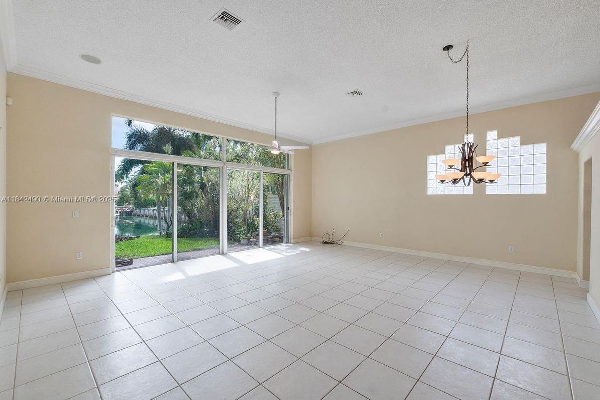 Empty room, Interior, Pendant Lights