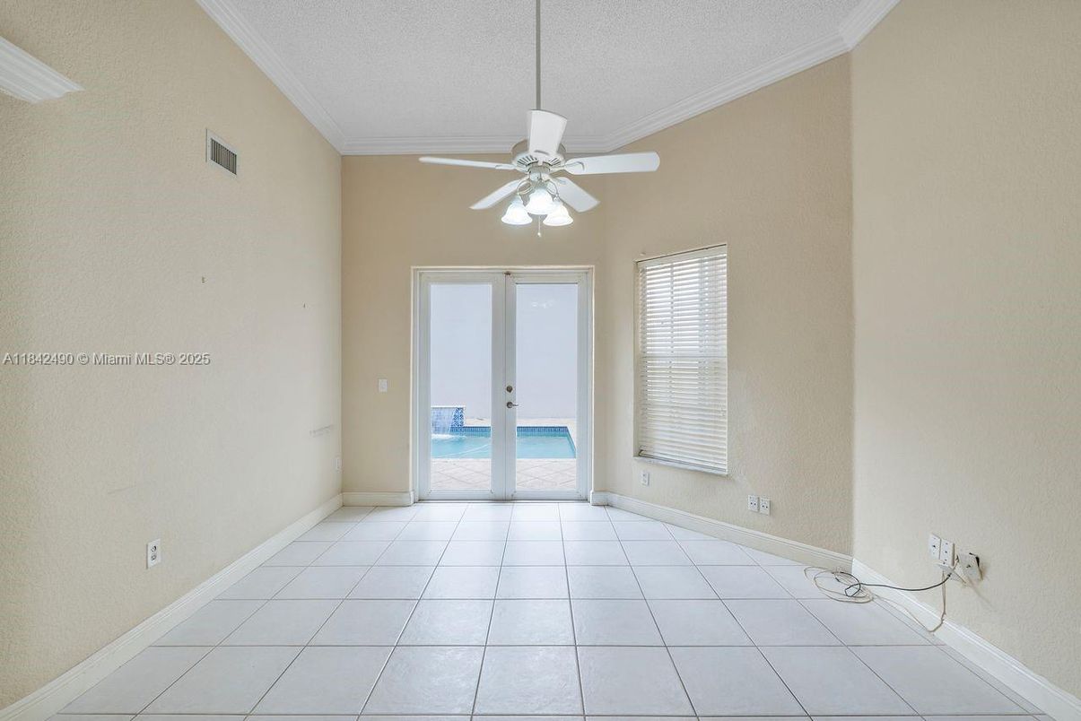 Empty room, Interior