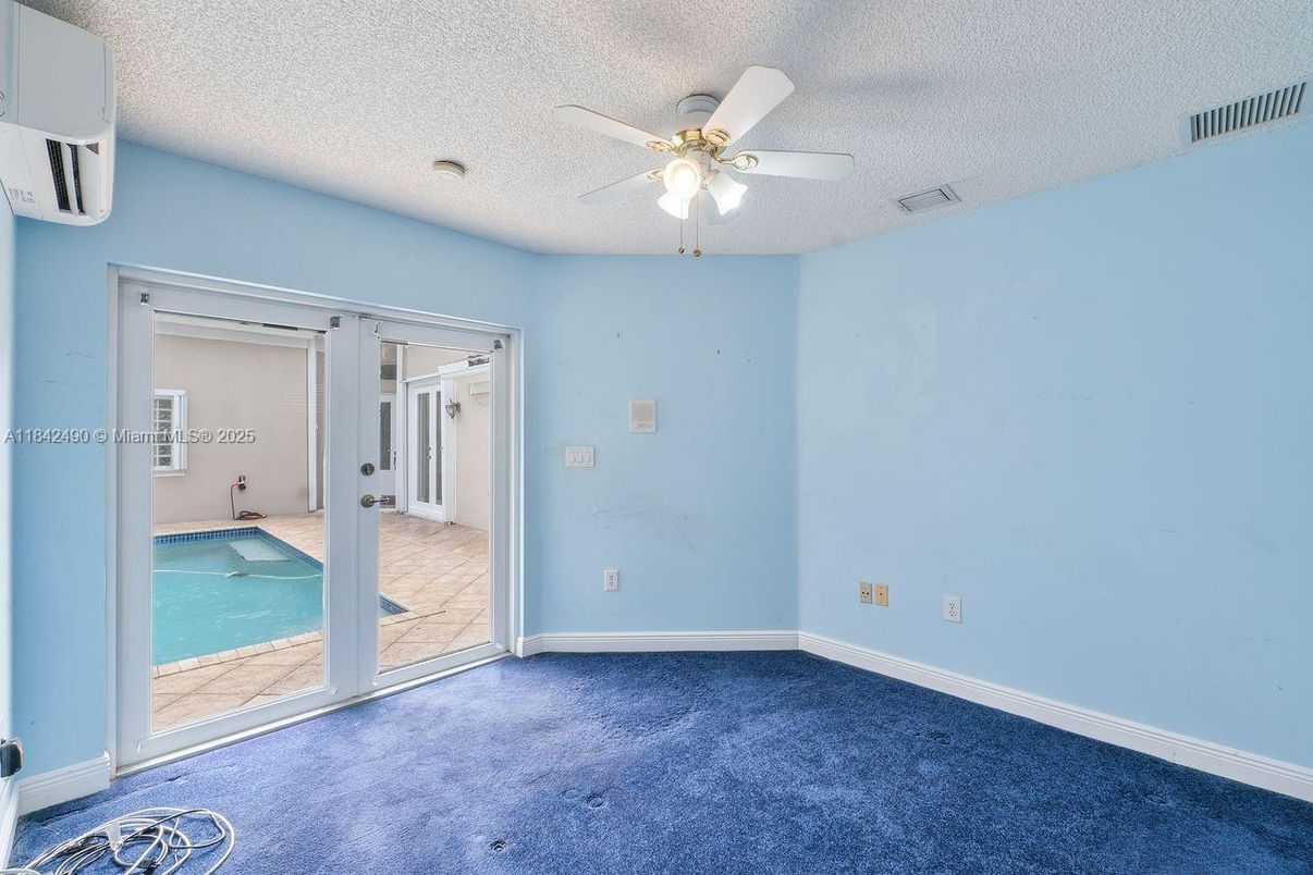 Empty room, Interior