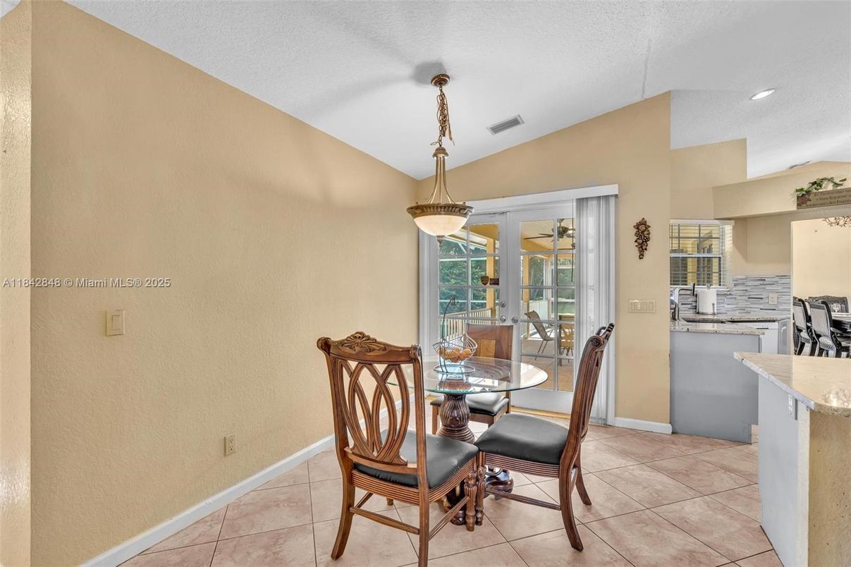 Dining room, Interior, Pendant Lights, Recessed Lighting