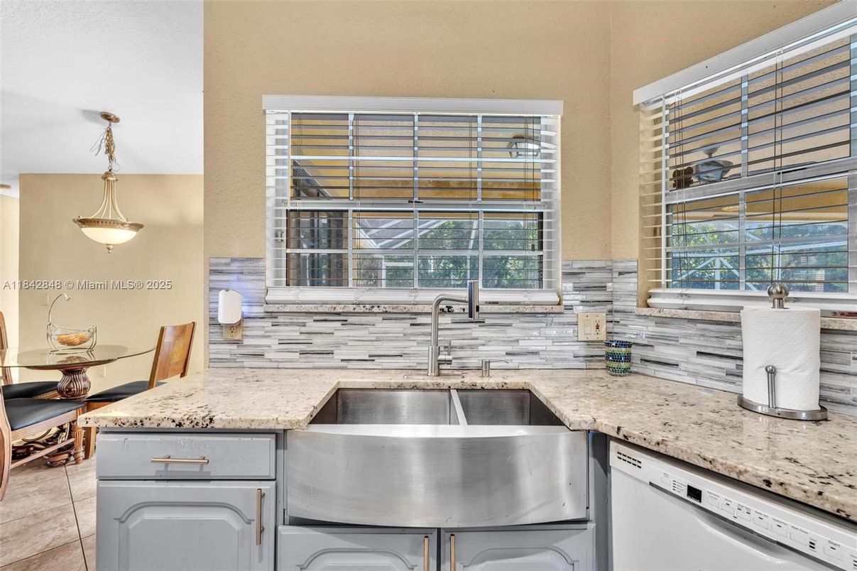 Dining room, Interior, Kitchen, Pendant Lights, Stainless Steel Appliances