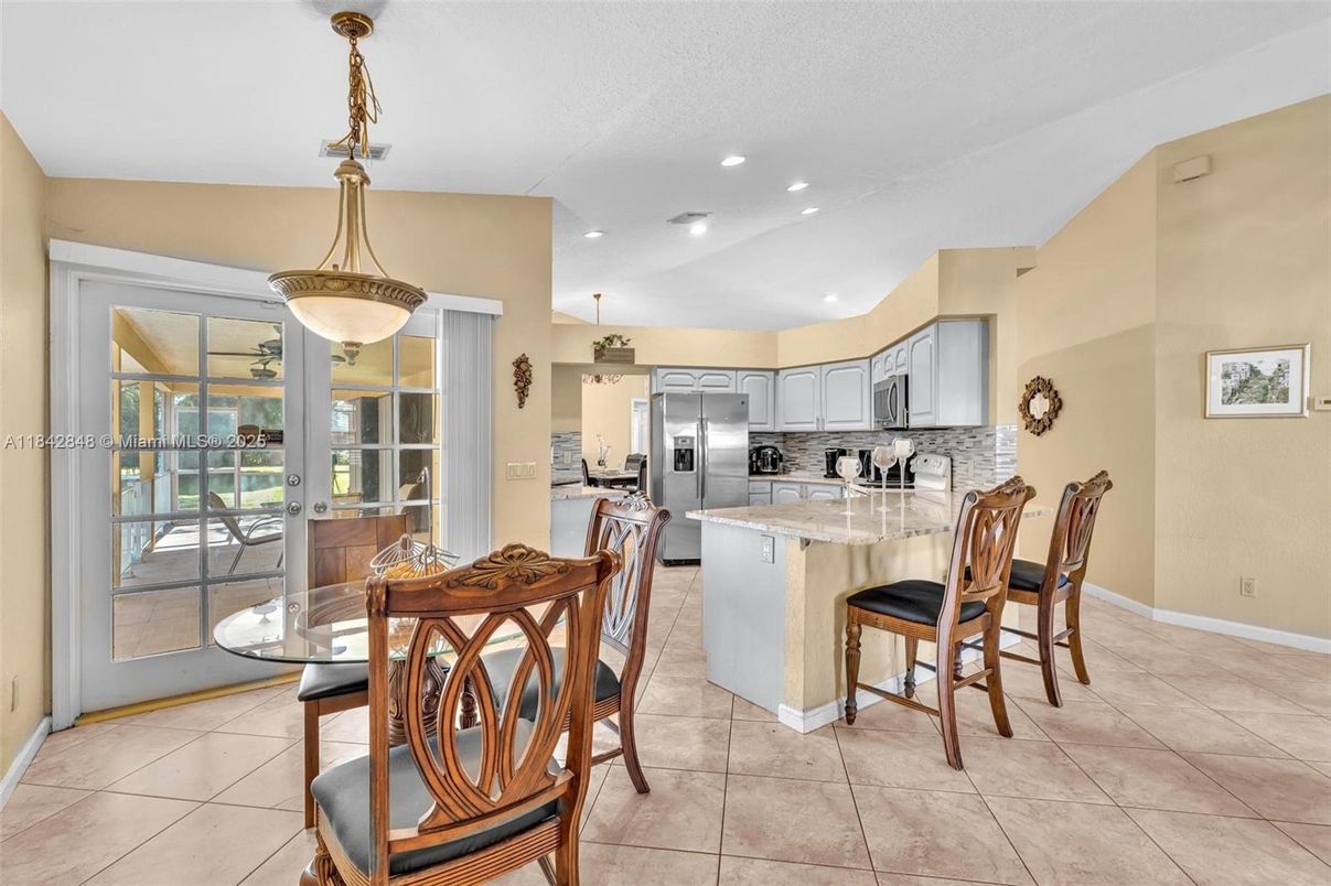 Dining room, Interior, Kitchen, Pendant Lights, Recessed Lighting, Stainless Steel Appliances