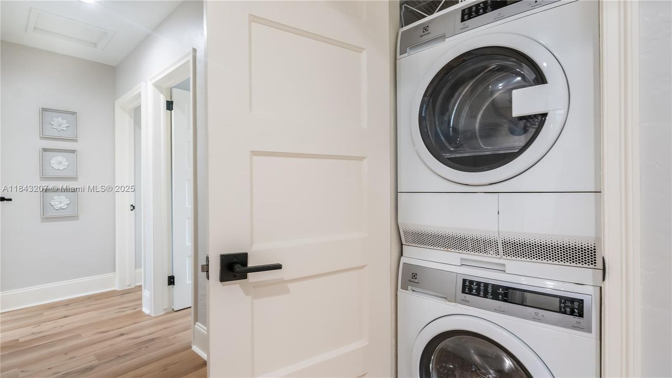 Interior, Utility Closets, Washer, Wood Texture Flooring