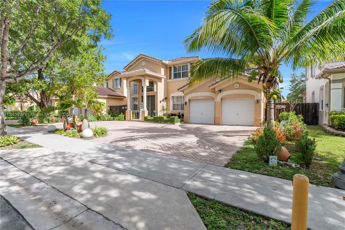 Attached, Exterior, Facade, Mediterranean