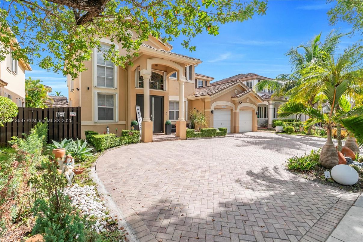 Attached, Exterior, Facade, Mediterranean