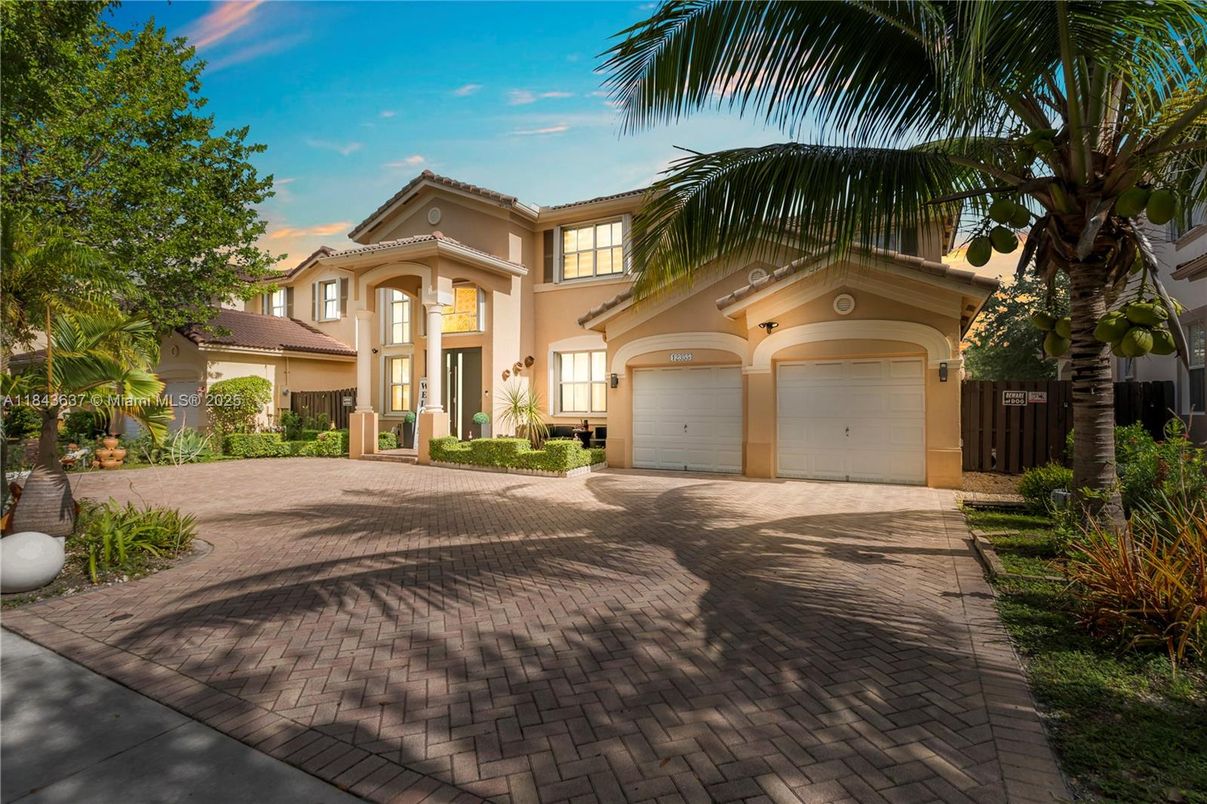 Attached, Exterior, Facade, Mediterranean