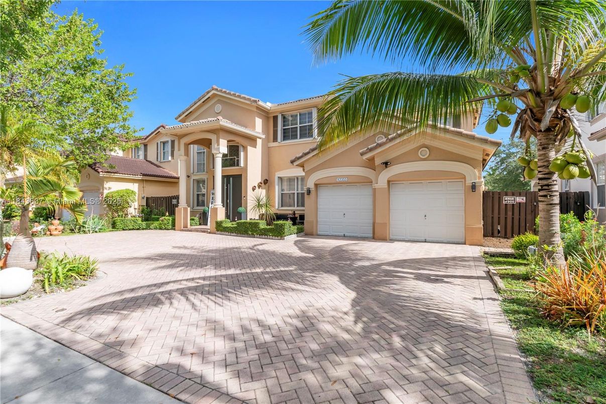 Attached, Exterior, Facade, Mediterranean