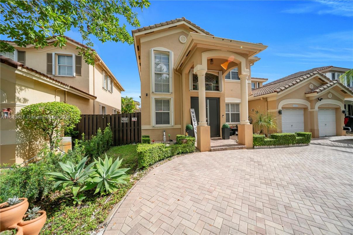 Attached, Exterior, Facade, Mediterranean