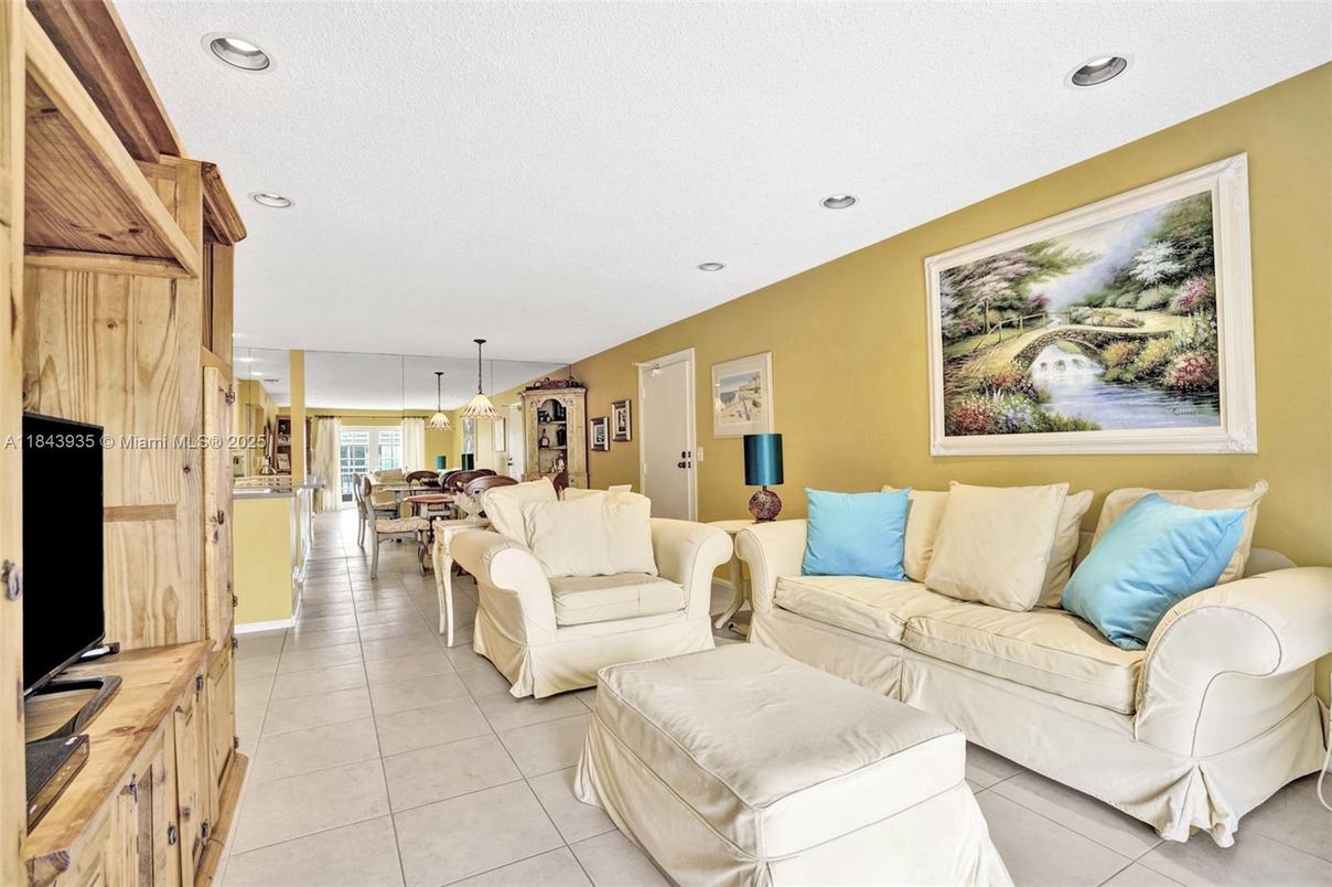 Dining room, Interior, Living room, Pendant Lights, Recessed Lighting