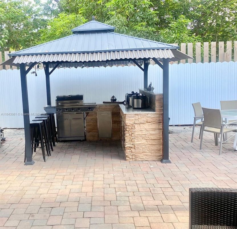 Exterior, Outdoor Kitchen