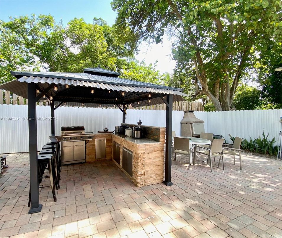 Exterior, Outdoor Kitchen