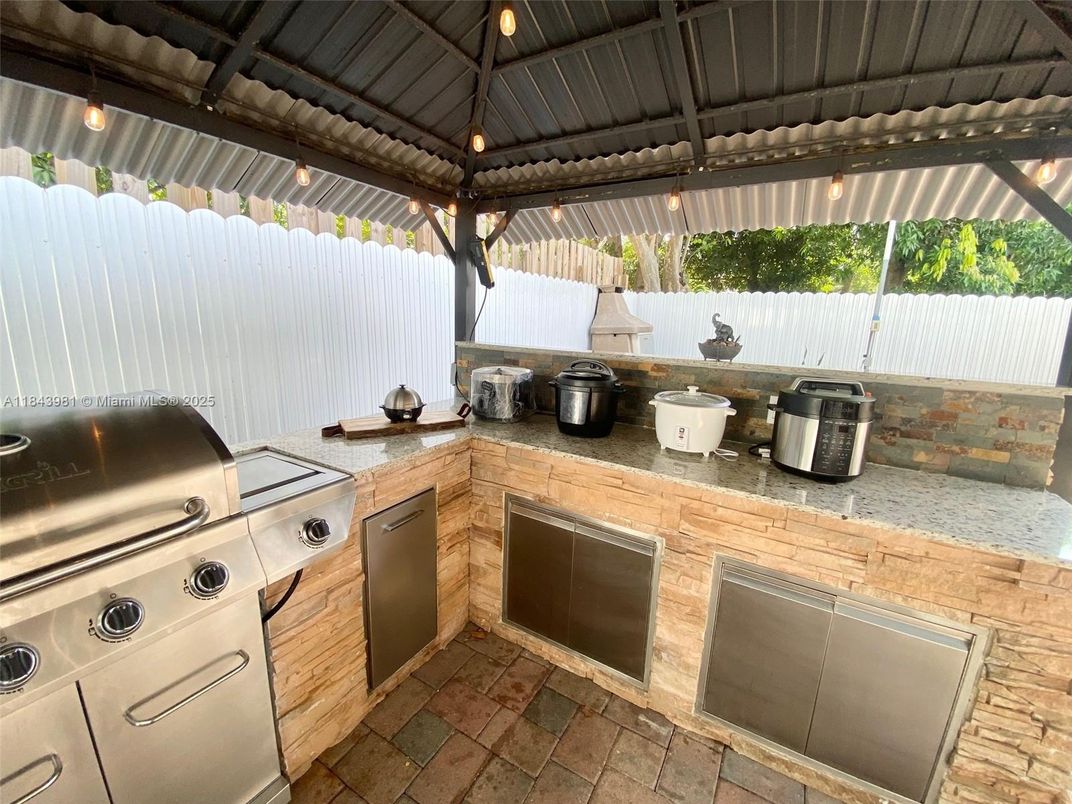 Exterior, Outdoor Kitchen