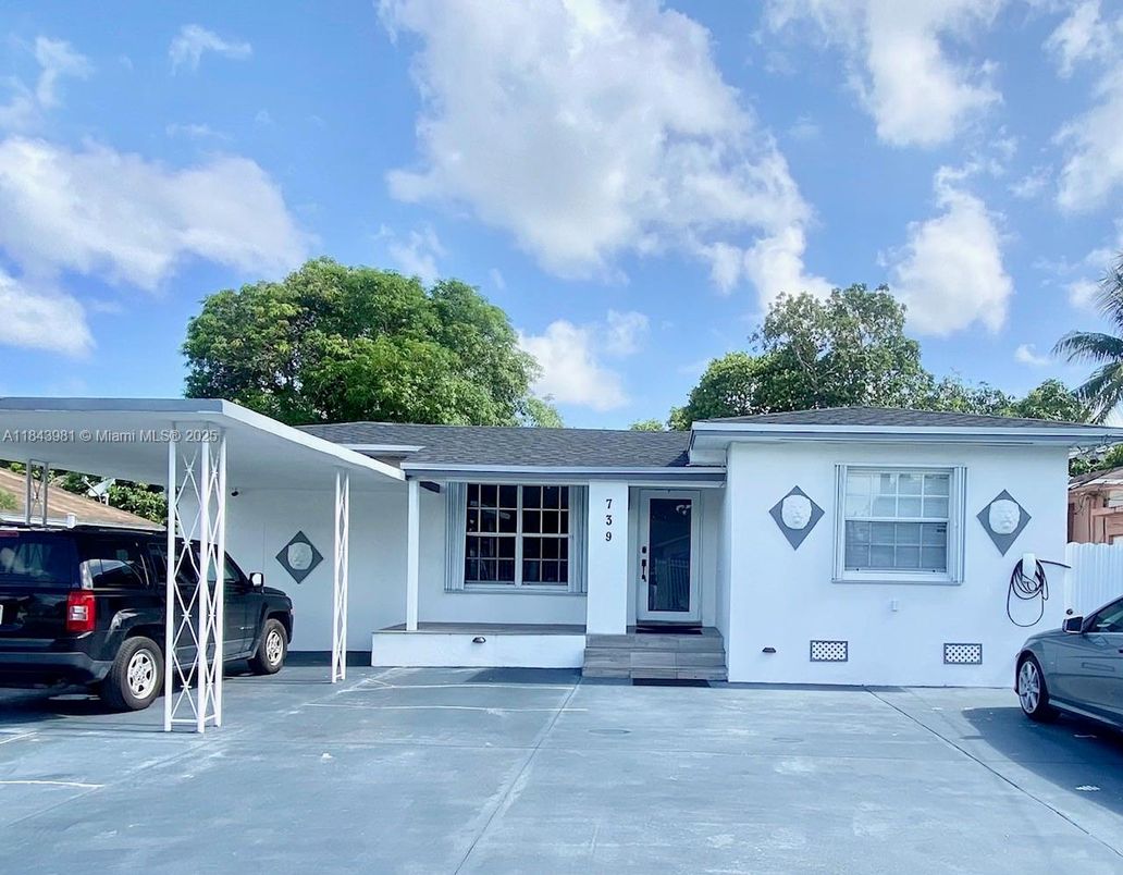 Exterior, Facade, Ranch