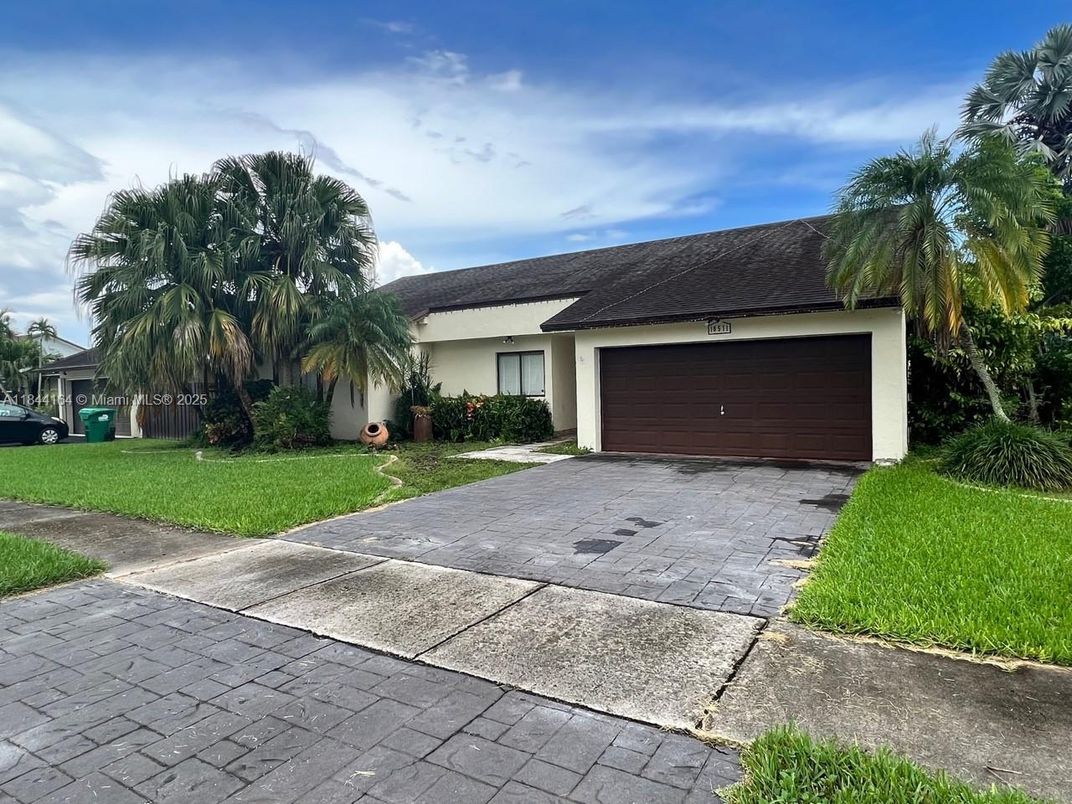 Attached, Exterior, Facade, Ranch