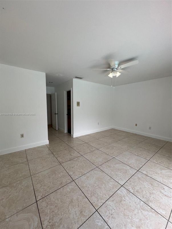 Empty room, Interior