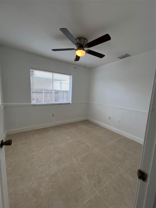Empty room, Interior