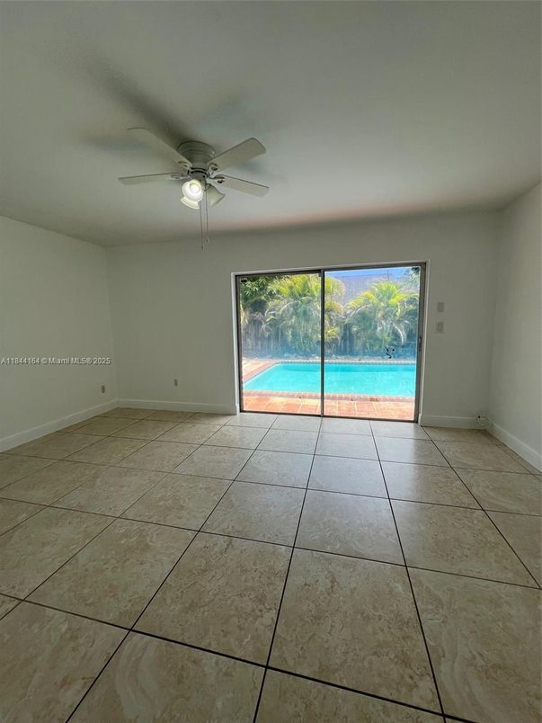 Empty room, Interior