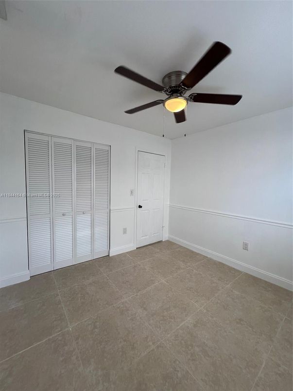 Empty room, Interior