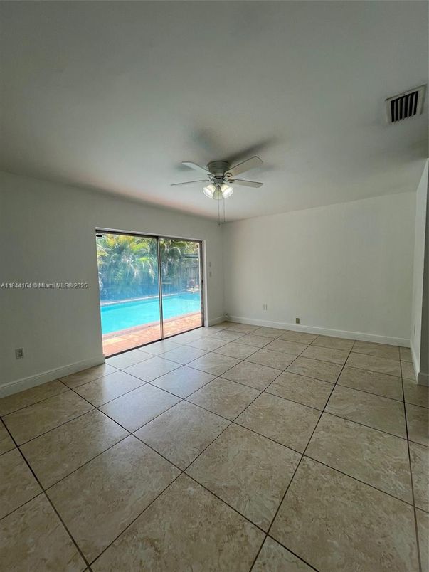 Empty room, Interior