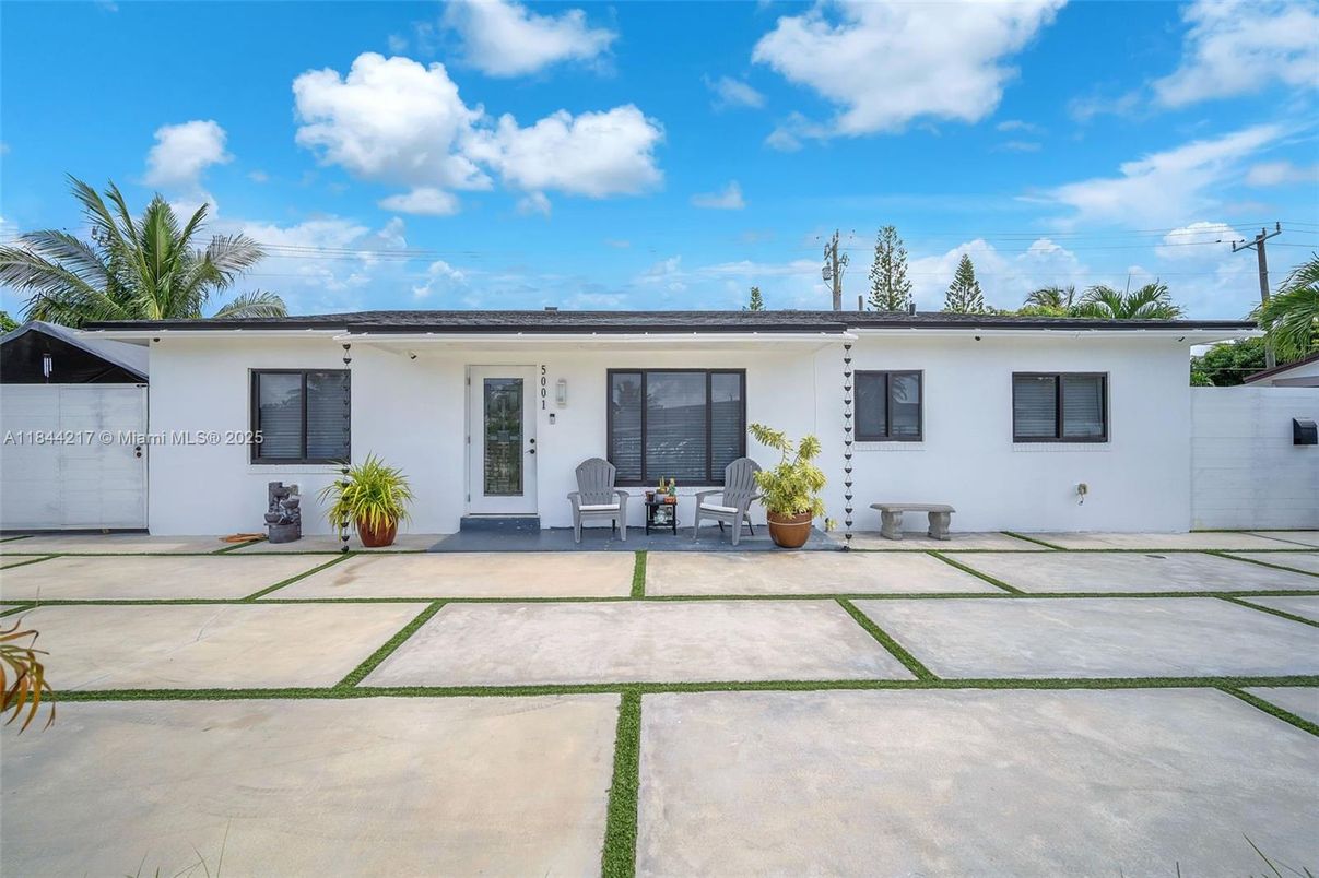 Exterior, Facade, Ranch