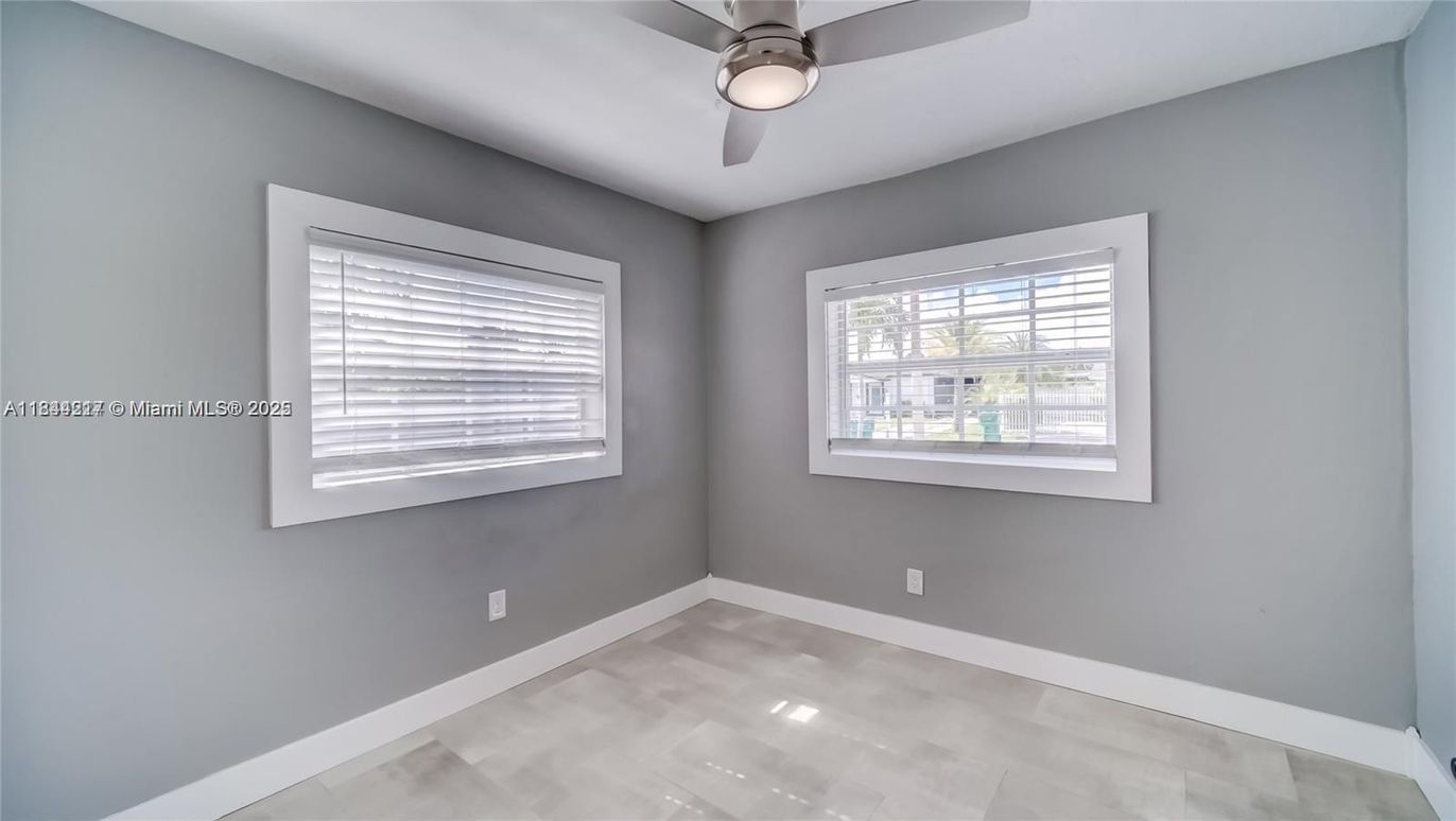 Empty room, Interior