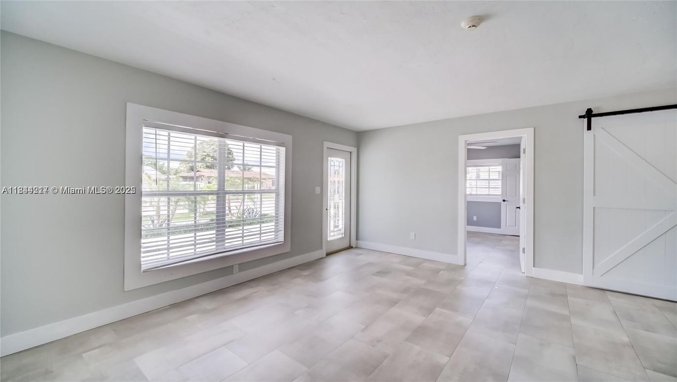 Empty room, Interior