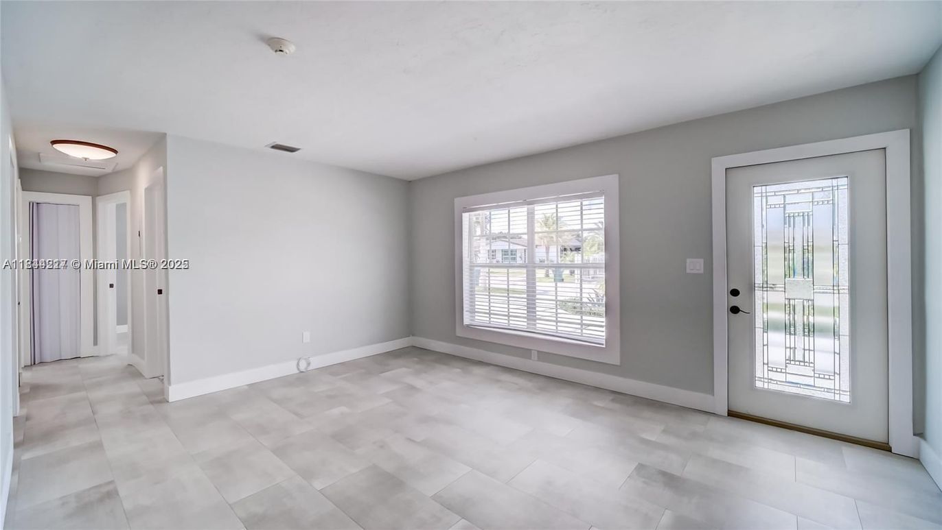 Empty room, Interior