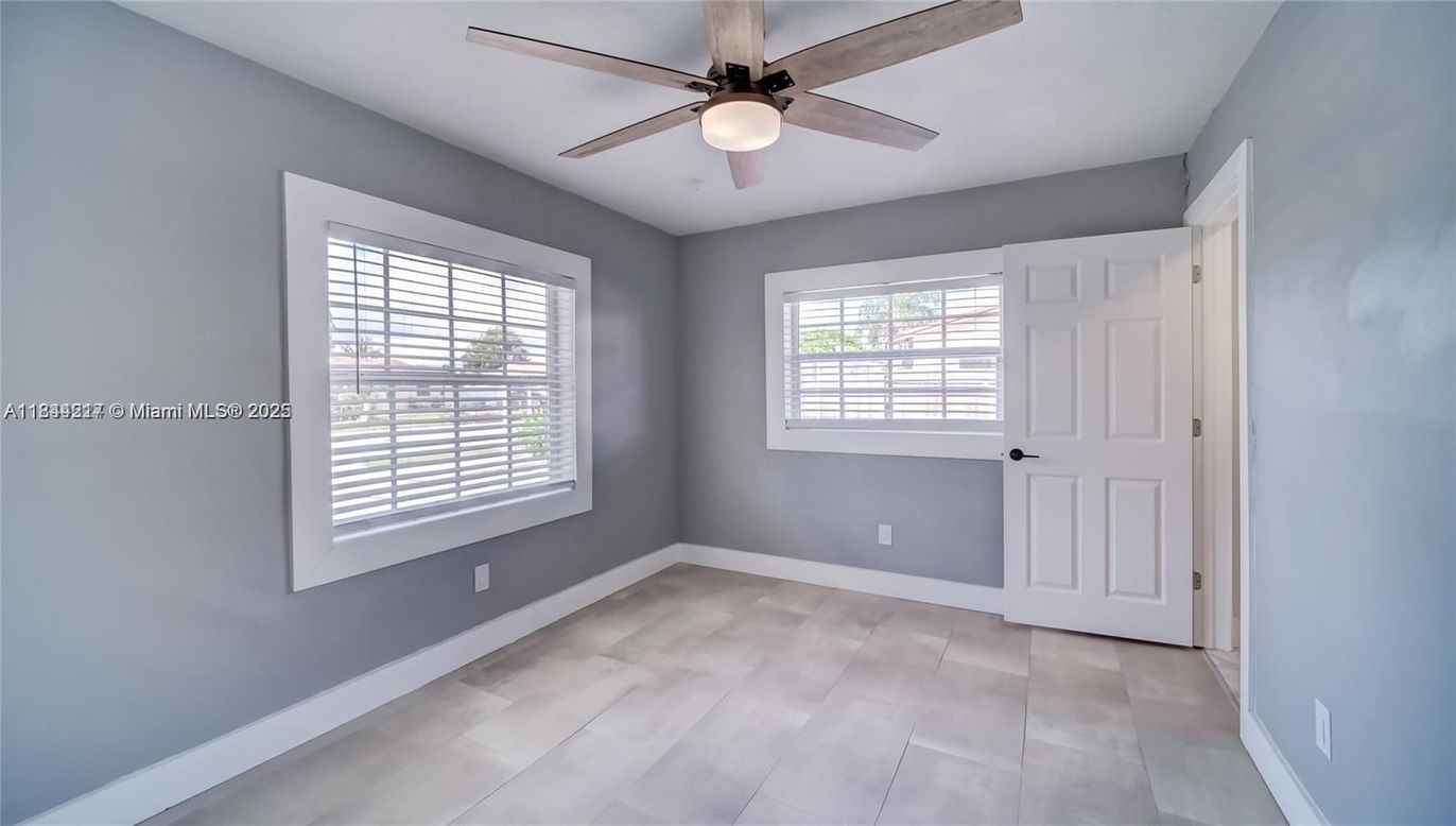 Empty room, Interior