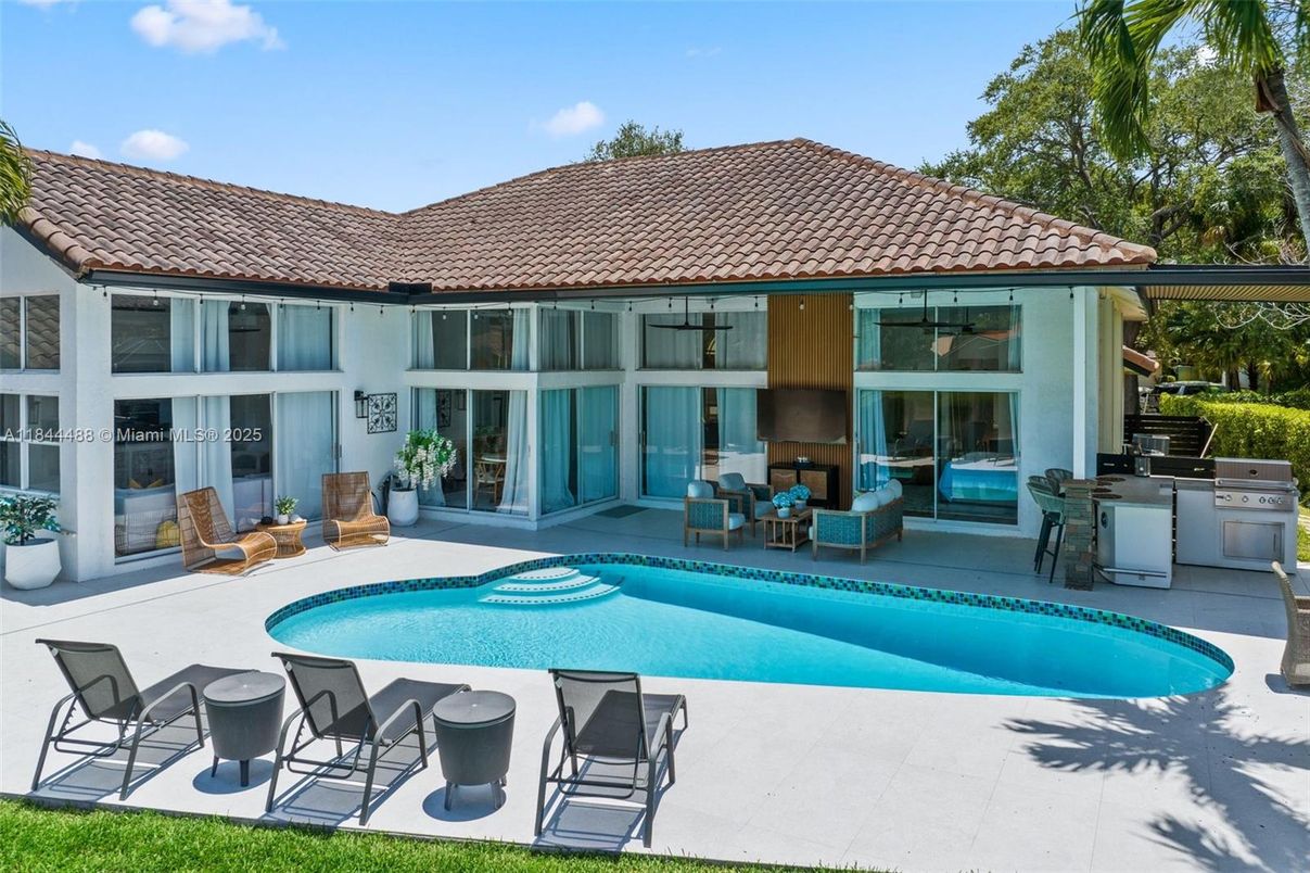 Exterior, Pool