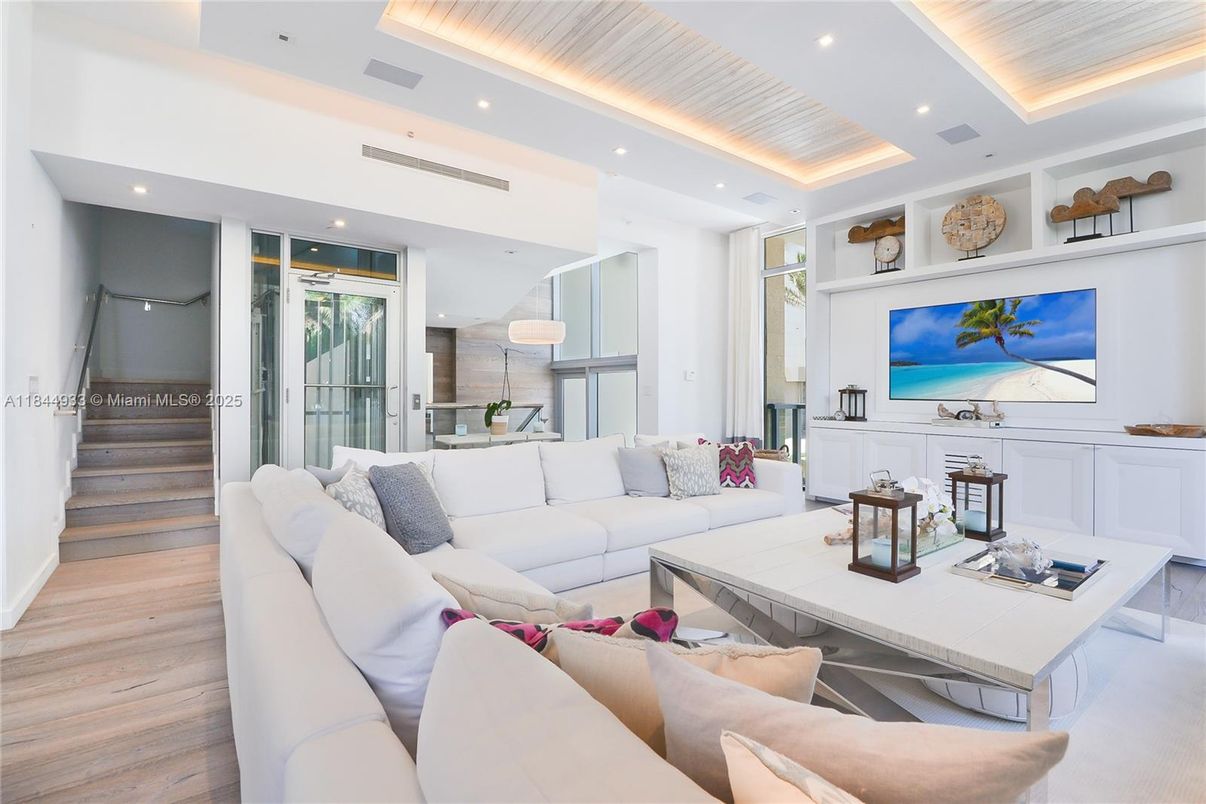 Interior, Living room, Recessed Lighting, Wood Texture Flooring