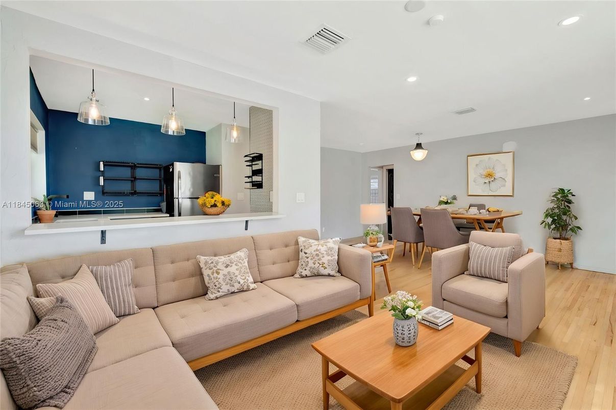 Dining room, Interior, Living room, Pendant Lights, Recessed Lighting, Wood Texture Flooring